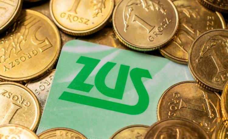 ZUS wypłaca pieniądze. Zostało niewiele czasu na złożenie wniosku, fot. Shutterstock