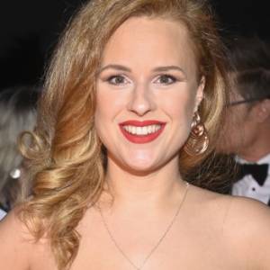 Kaja Paschalska odsłania dekolt. Gwiazda "Klanu" zachwyca na nowych zdjęciach! "Ogień"