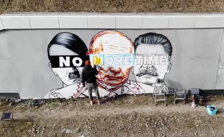 Nowy antywojenny mural w Gdańsku. Putin zestawiony z Hitlerem i Stalinem