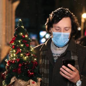 Powrót maseczek na wolnym powietrzu? Wypowiedź eksperta: "maska powinna stać się naszą drugą twarzą"