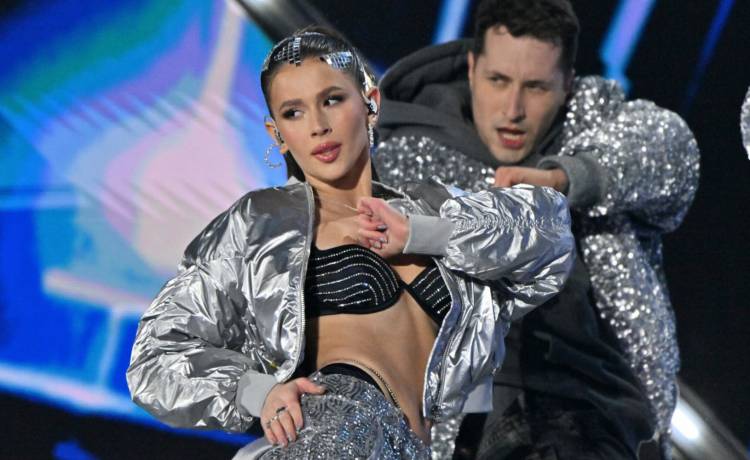 Roksana Węgiel CAŁUJE SIĘ z Kevinem Mglejem na tle fajerwerków. Tak spędzili sylwestra [FOTO]