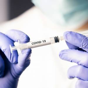 Kiedy i dlaczego? Rozważane podanie czwartej dawki szczepionki przeciw SARS-CoV-2 