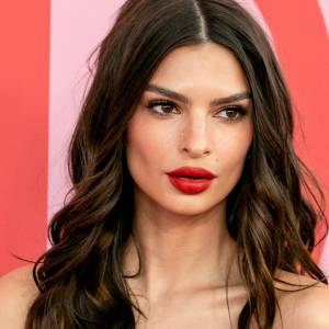 Emily Ratajkowski nago. Modelka odważnie prezentuje ciążowe krągłości 
