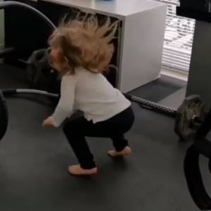 Klara Lewandowska ćwiczy na siłowni! Dumna mama pyta: „Klarcia motywuje Was?”