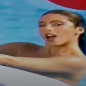 Znana z hitu "Boys" Sabrina Salerno odsłania apetyczne kształty, pozując w kusych strojach. 54-letnia piosenkarka rozpala sieć!