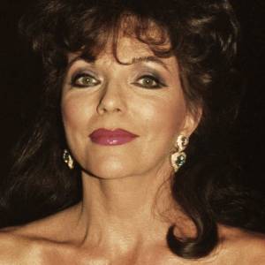 Wycięte, białe bikini i modne okulary. 90-letnia aktorka wie, jak przyciągnąć uwagę internautów [FOTO]