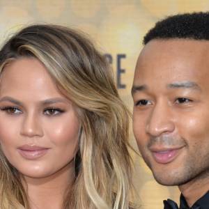 Chrissy Teigen odsłania ciało. Żona Johna Legenda z prześwitującą siateczką