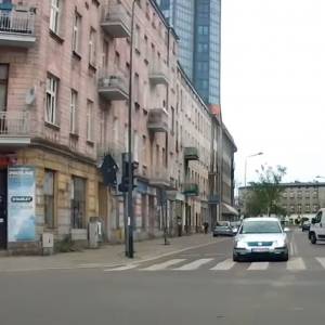 Zepsute auto wylądowało na słupie! Chcieli pomóc starszemu panu, ale nie przewidzieli skutków swojego działania. "Intencje mieli dobre" [WIDEO]