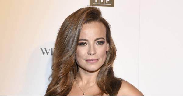 Anna Mucha wskoczyła w czerwoną sukienkę. Strój podkreślający dekolt przyciąga uwagę. "Ale hot" [WIDEO]