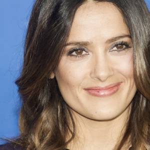 Salma Hayek  pręży się w wodzie. Kadry w bikini trafiły do sieci. Co za figura!