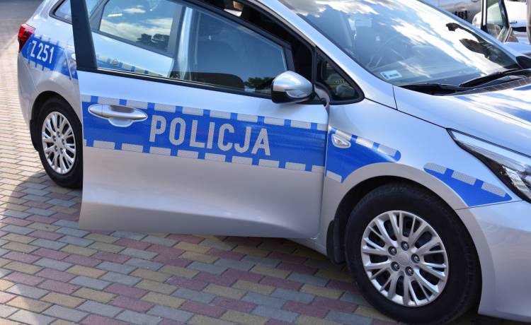 Na polu kukurydzy lubuscy policjanci holowali szybowiec. Co za akcja mundurowych! [FOTO]