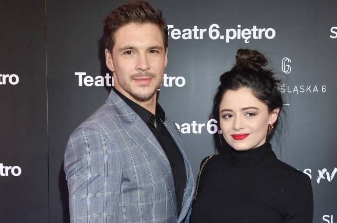 Mikołaj Roznerski pozuje z matką jego dziecka. Na zdjęciu "z rodziną" zabrakło Adriany Kalskiej 