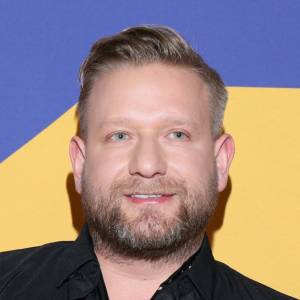 Bartek Jędrzejak z ogoloną głową. Dziennikarz „Dzień dobry TVN” tak wsparł chorych na nowotwór 