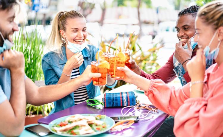 Bar w Rzymie zakazał rozmów o koronawirusie wśród klientów. "Nareszcie możemy wypić kawę w świętym spokoju"