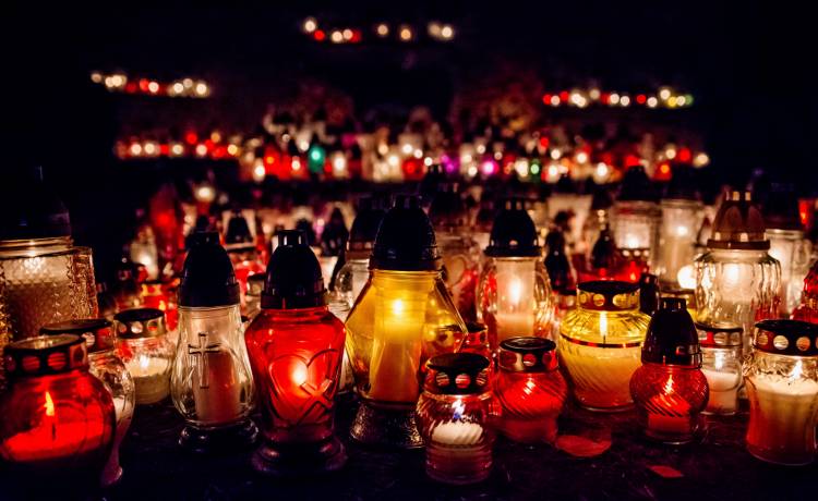 Cmentarze we Wszystkich Świętych. 1 listopadada pozostaną otwarte czy zamknięte? Jest deklaracja ministra zdrowia