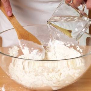 Klej z mąki. Potrzebne składniki, sposób przygotowania. Jak go zrobić? 