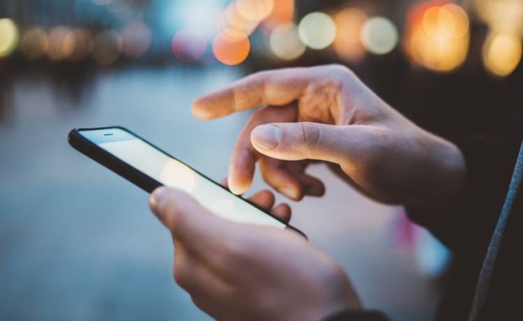 Pierwszy SMS został wysłany 27 lat temu! Jak brzmiała pierwsza wiadomość?