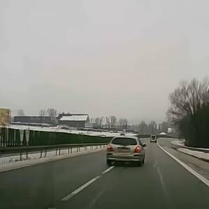 Dachowanie po wyprzedzaniu na Zakopiance. Nagranie opublikowano ku przestrodze! [WIDEO]