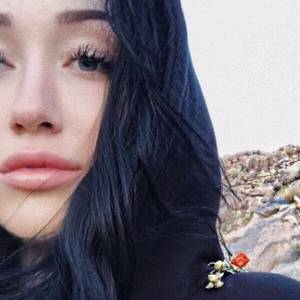 Siostra Miley Cyrus w skąpym stroju pręży się przed obiektywem. Noah Cyrus znów szokuje!                   