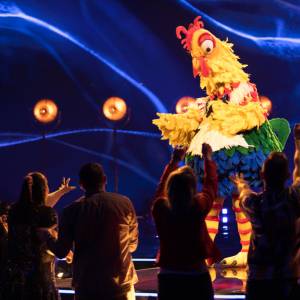 "Mask Singer". Kogut to twardy orzech do zgryzienia. Kto kryje się pod maską?