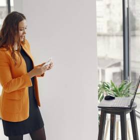 Jak łączyć wygodę z elegancją w pracy i po godzinach?