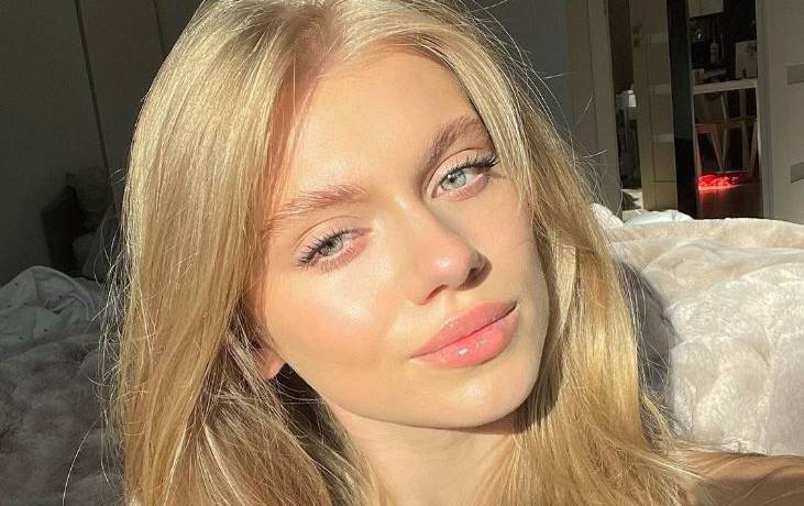 Dominika Wysocka pozuje w stroju kąpielowym. Modelka pozdrawia z wakacji. "Syrenka" [FOTO]