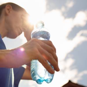 Elektrolity, kiedy naprawdę warto po nie sięgnąć? Eksperci ostrzegają