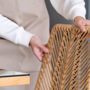 Znasz kogoś, kto zawsze wsuwa krzesło pod stół? Wiadomo, co oznacza to zachowanie. Psychologia tłumaczy