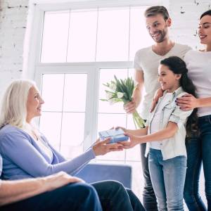 Prezenty dla dziadków z okazji ich święta. Zainspiruj się propozycjami na Dzień Babci i Dziadka 2020