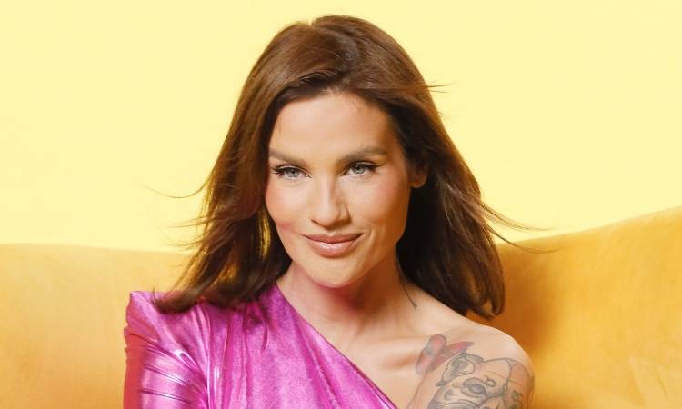 Karolina Gilon zapozowała bez biustonosza. Śmiało odsłoniła dekolt. "Petarda" [FOTO]