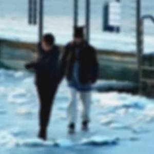 "Bawili" się na zamarzniętym jeziorze w Sosnowcu i nie reagowali na wezwania operatora monitoringu. Lód pękł... [WIDEO]