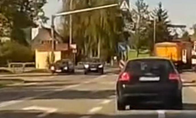 Potrąciła kobietę w ciąży na chodniku. W sieci pojawiło się nagranie [FILM +18]