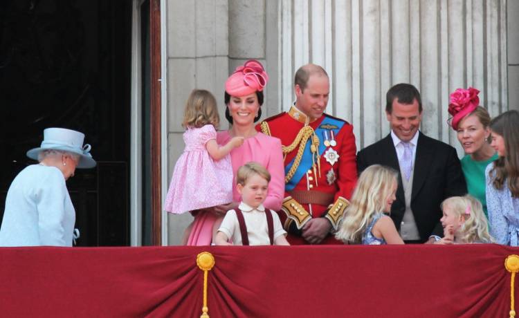 Fanki robiły sobie zdjęcia z księciem Williamem. Reakcja Charlotte bezcenna! [ZDJĘCIA]