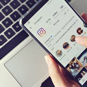 Nastolatka zapytała w internetowej ankiecie czy ma dalej żyć. Po uzyskaniu wyników popełniła samobójstwo