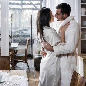 W rytmie serca: Co wydarzy się w najbliższym odcinku? Czy kobieta dowie się o podwójnym życiu ukochanego? 