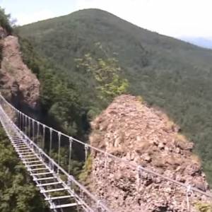 Atrakcja dla ludzi o mocnych nerwach. Na Słowacji otwarto linowy most nad przepaścią [WIDEO]