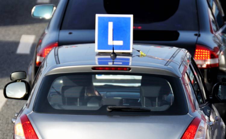 Kursantka potrąciła instruktora. Po chwili doprowadziła do kolizji z dwoma autami