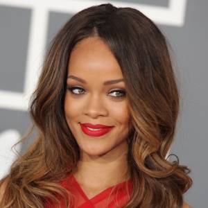 Super Bowl 2023. Rihanna w drugiej ciąży! Piosenkarka odsłoniła ciążowe krągłości