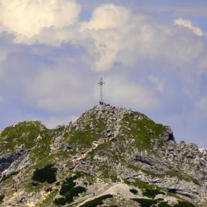 Turysta wspiął się na wierzchołek krzyża na Giewoncie. To mogło skończyć się tragicznie!