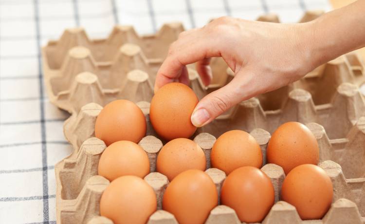 Przechowujesz jajka na drzwiach lodówki? Sprawdź, dlaczego to błąd, fot. Shutterstock