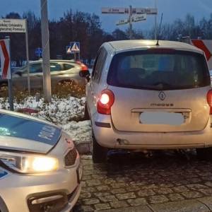 Pojechał na rondzie prosto, zablokował się autem na znaku. Grozi mu do 5 lat więzienia