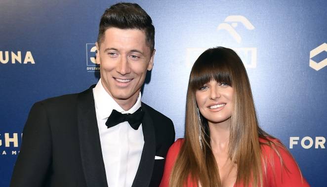 Lewandowscy wiedzą, jak przykuć uwagę... "Czy Robert to na pewno człowiek? Wygląda jak wyrzeźbiony z kamienia"