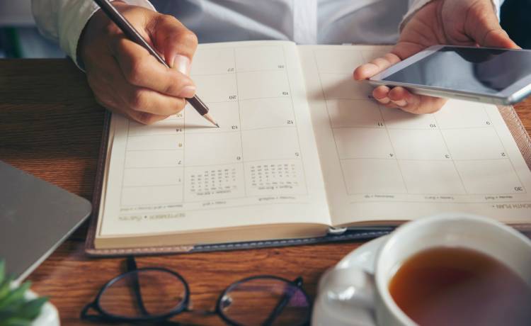 Dni wolne od pracy w 2021 roku. Kiedy wziąć urlop? Kiedy zaplanować długi weekend?