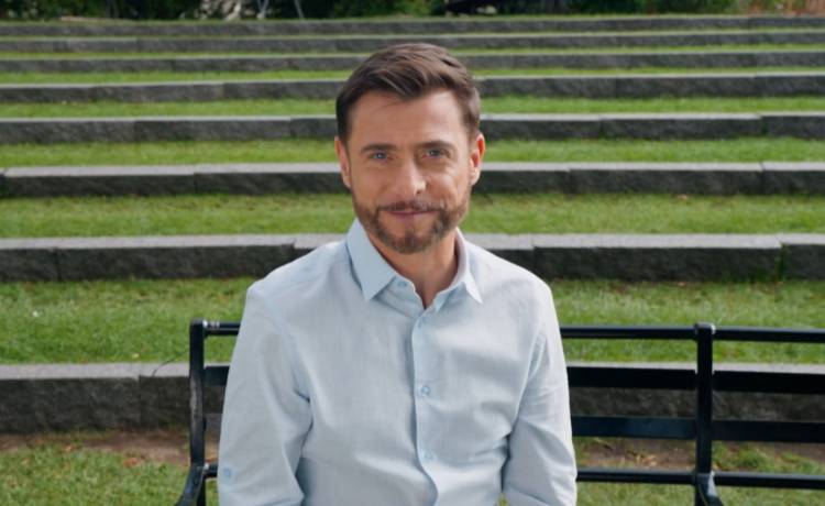 Kacper Kuszewski jako prowadzący program „Żona dla Polaka”. Fot. materiały prasowe TVP