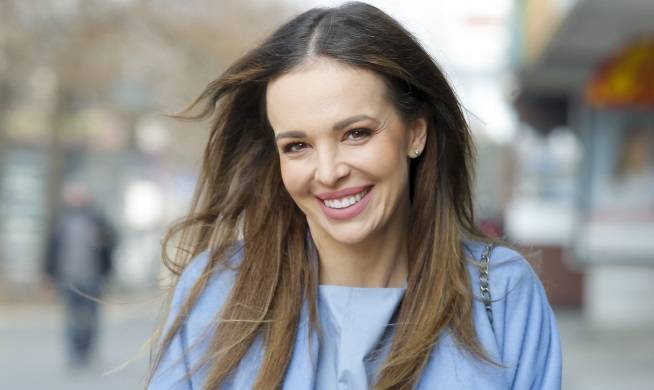 Anna Wendzikowska: "Lato w mieście". Rozwiana kreacja odsłoniła pośladek prezenterki