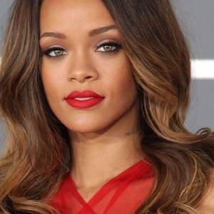 Rihanna w bikini. Strój odsłania intrygujący tatuaż! [FOTO]