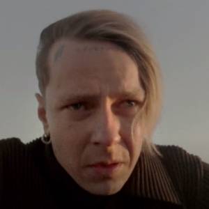 Tymek "zmarł w wieku 27 lat". Informacja o śmierci znanego rapera w social mediach. O co chodzi?