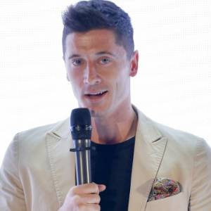 Robert Lewandowski na zdjęciu z Klarą i Laurą. Tak piłkarz świętuje z córkami Dzień Dziecka! [ZDJĘCIE]                                                             