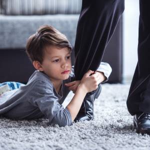 Te zdania zdradzają, że ktoś wychowywał się bez miłości. Psycholożka analizuje