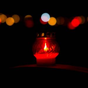 Co zrobić, żeby znicz palił się dłużej? Prosty sposób